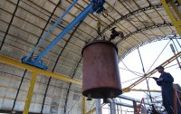 Unloading of the crucible from the pyrolysis furnace