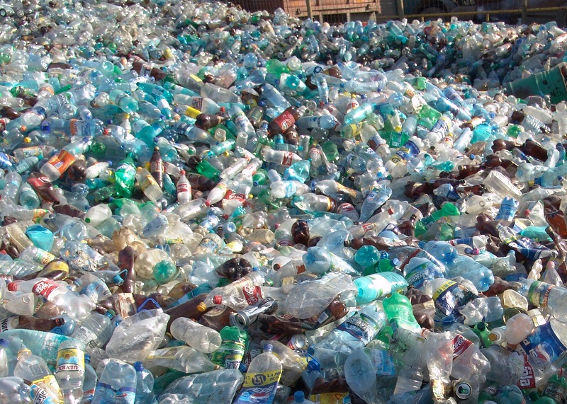 la utilización de botellas de plástico